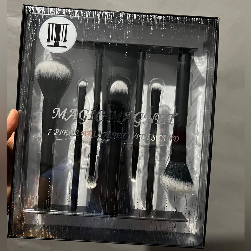 Brushes with magnetic stand